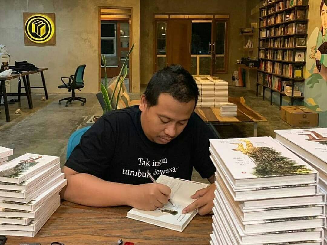 Puthut Ea menandatangani buku terbarunya yang berjudul Buku Hutan Kesunyian